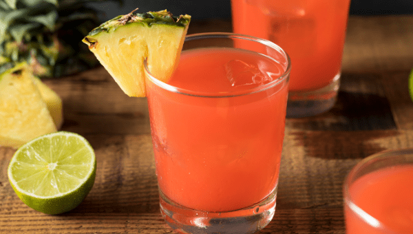 Tundra Libre : recette du cocktail fraise, litchi et rhum blanc